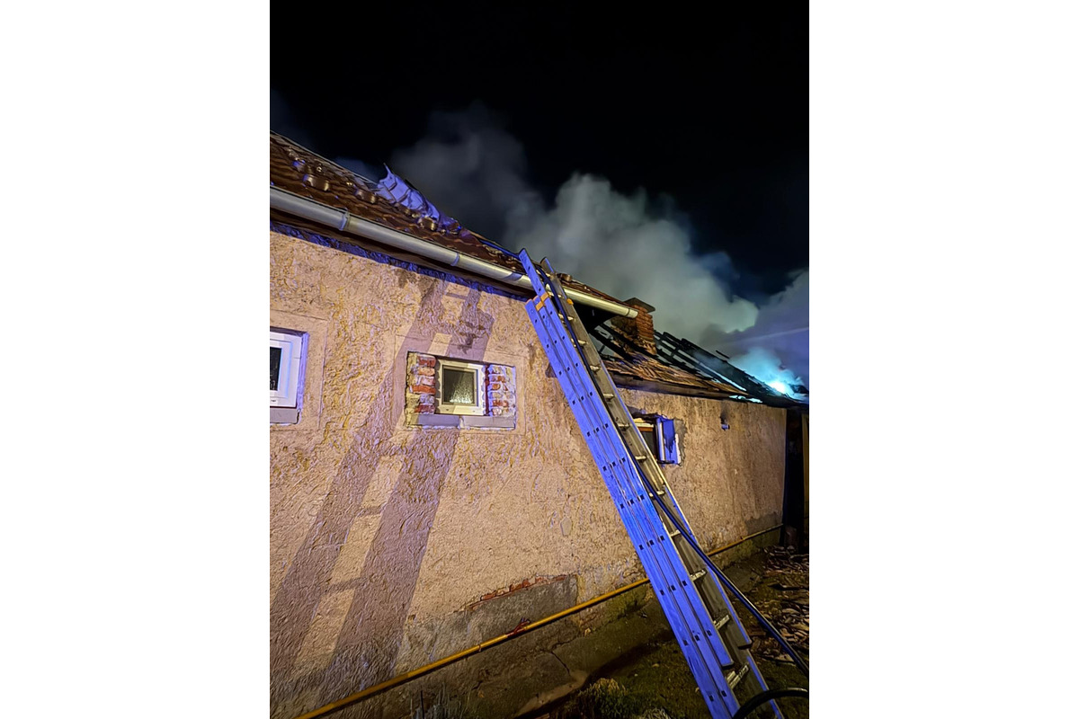 FOTO: V okrese Poprad došlo k požiaru rodinného domu a hospodárskych budov, foto 3