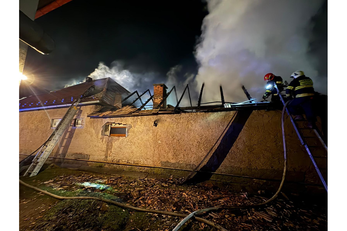 FOTO: V okrese Poprad došlo k požiaru rodinného domu a hospodárskych budov, foto 4