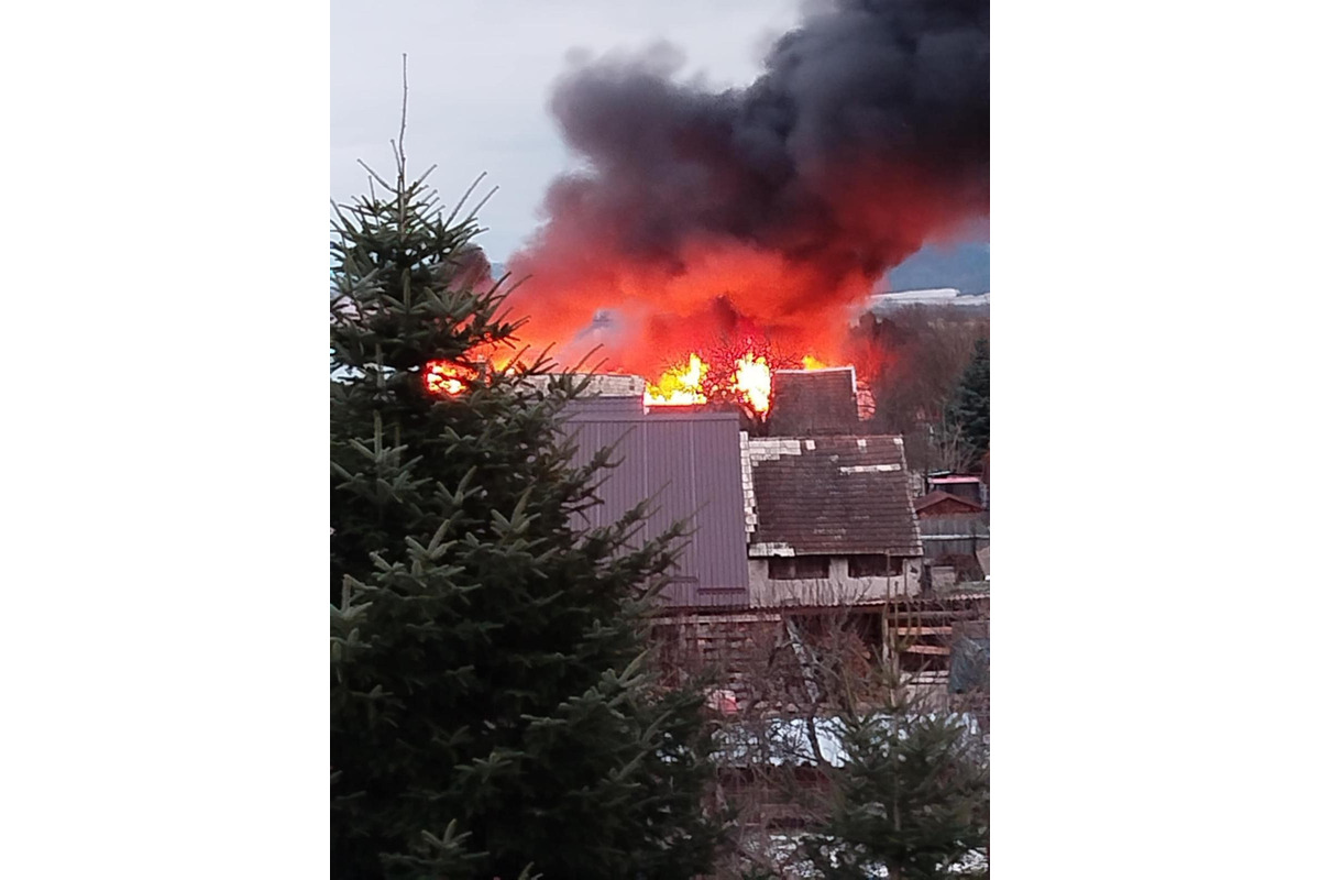 FOTO: V okrese Poprad došlo k požiaru rodinného domu a hospodárskych budov, foto 5