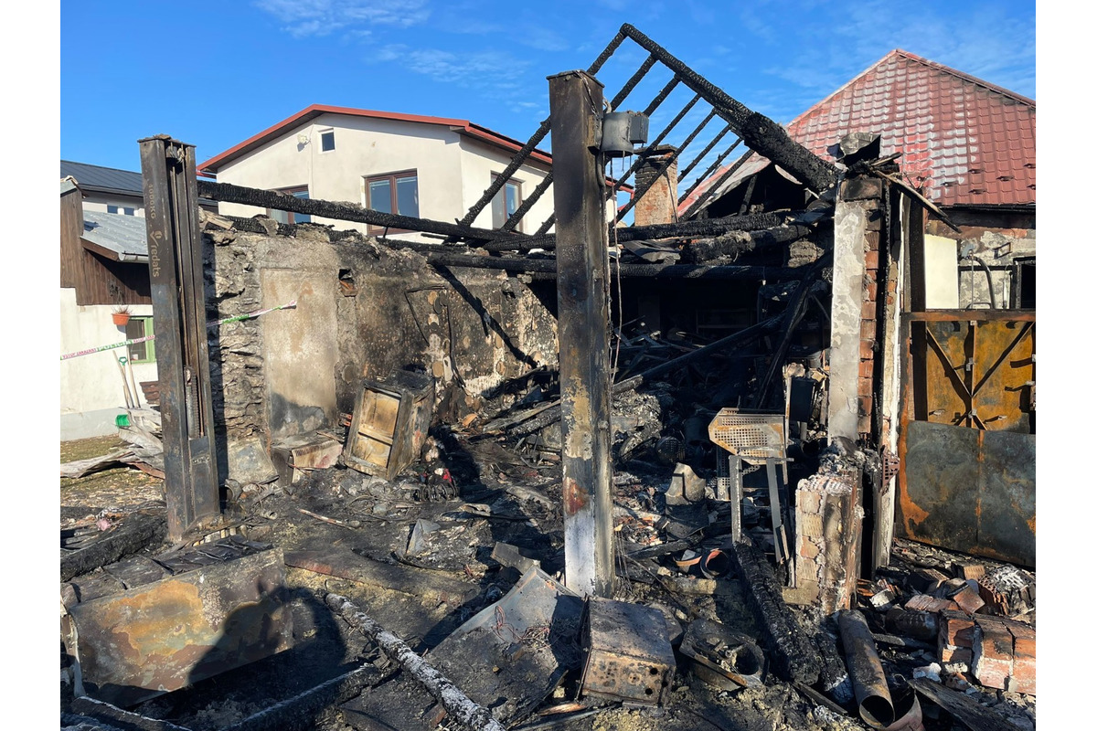 FOTO: V okrese Poprad došlo k požiaru rodinného domu a hospodárskych budov, foto 7
