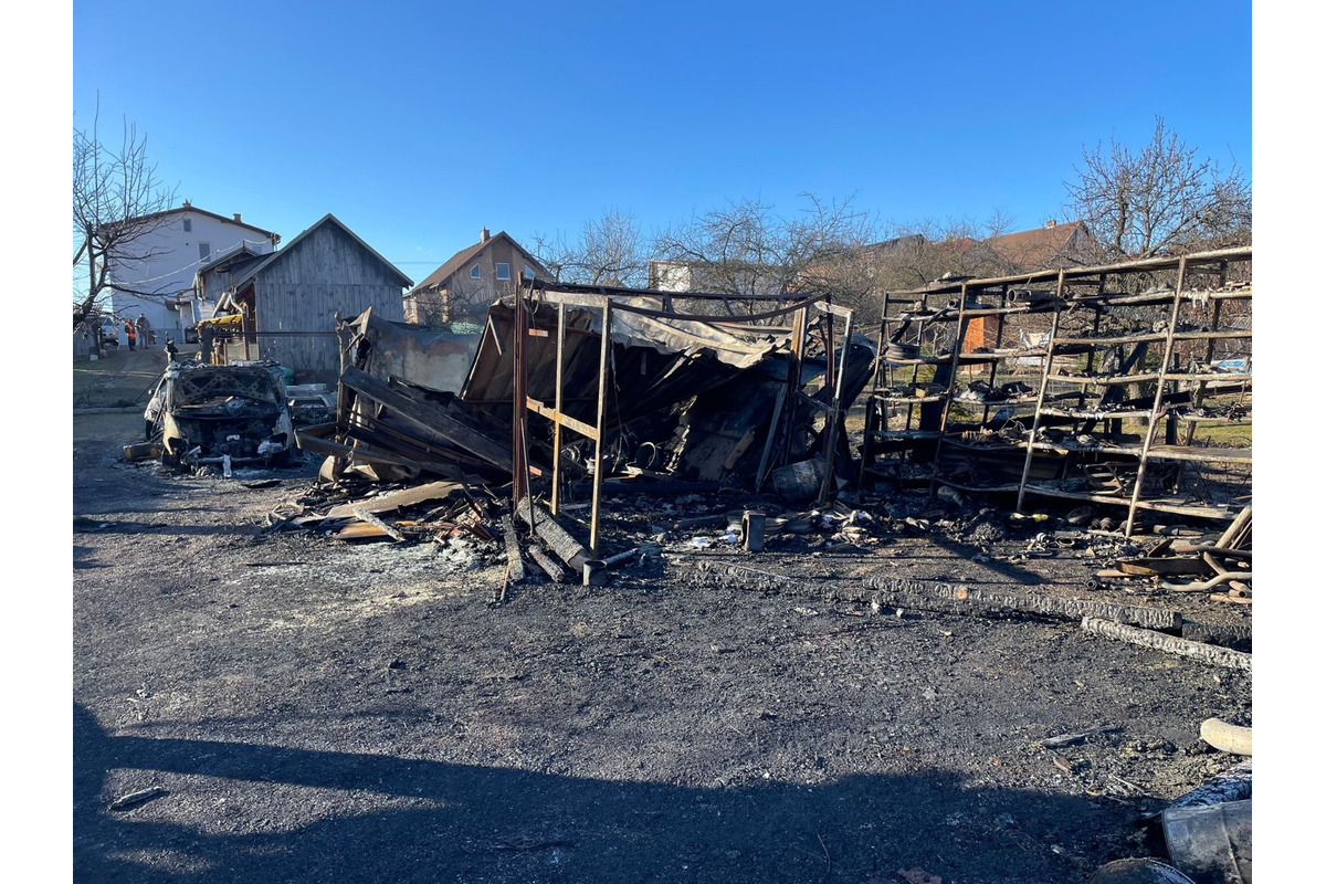 FOTO: V okrese Poprad došlo k požiaru rodinného domu a hospodárskych budov, foto 8