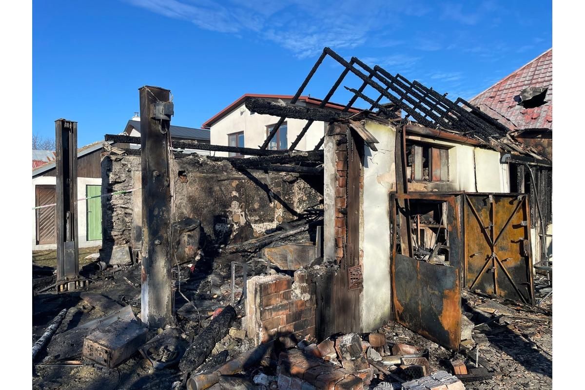FOTO: V okrese Poprad došlo k požiaru rodinného domu a hospodárskych budov, foto 9