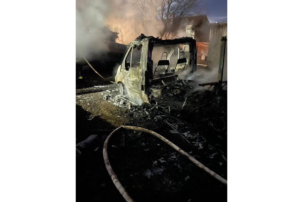 FOTO: Automobilový pretekár s rodinou prišiel pri požiari o všetko, foto 1