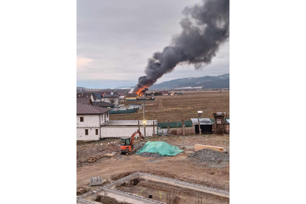 FOTO: Automobilový pretekár s rodinou prišiel pri požiari o všetko, foto 3