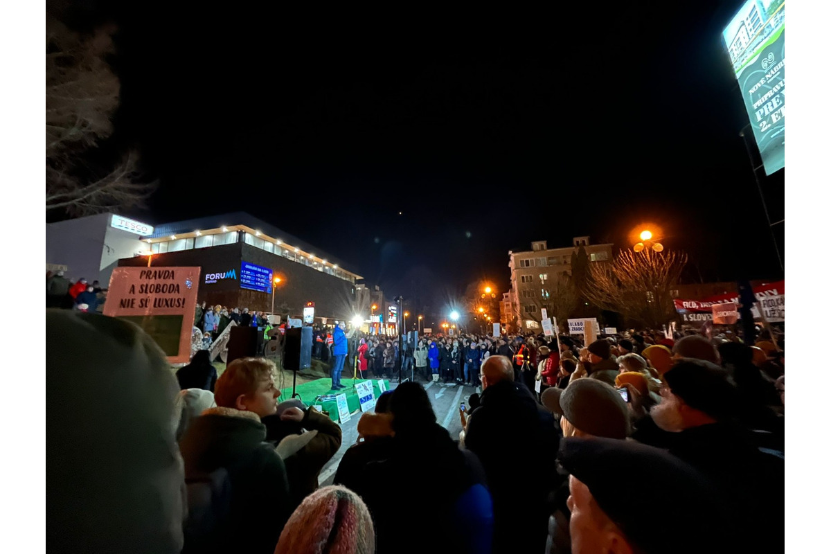 FOTO: Protivládny vláde odštartoval aj v Poprade. Minútou ticha si uctili obete tragédie v Spišskej Starej Vsi, foto 2