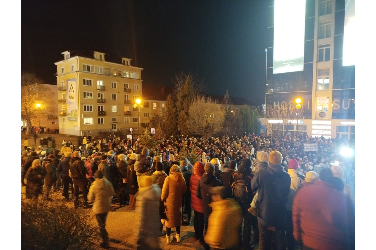 FOTO: Protivládny vláde odštartoval aj v Poprade. Minútou ticha si uctili obete tragédie v Spišskej Starej Vsi, foto 3