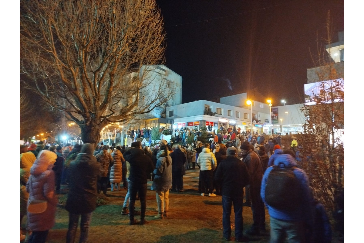 FOTO: Protivládny vláde odštartoval aj v Poprade. Minútou ticha si uctili obete tragédie v Spišskej Starej Vsi, foto 4