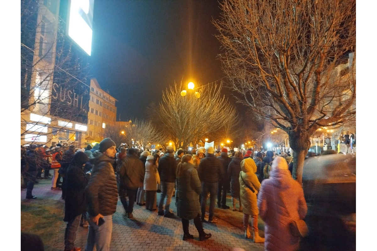 FOTO: Protivládny vláde odštartoval aj v Poprade. Minútou ticha si uctili obete tragédie v Spišskej Starej Vsi, foto 5