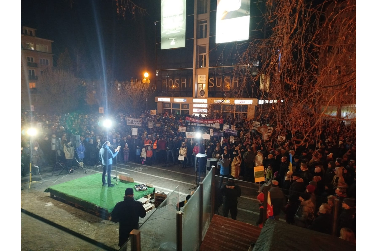 FOTO: Protivládny vláde odštartoval aj v Poprade. Minútou ticha si uctili obete tragédie v Spišskej Starej Vsi, foto 6