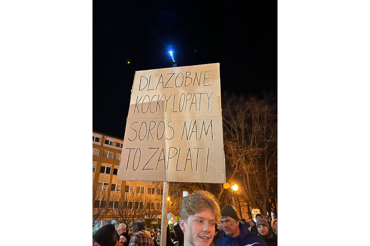 FOTO: Protivládny vláde odštartoval aj v Poprade. Minútou ticha si uctili obete tragédie v Spišskej Starej Vsi, foto 7