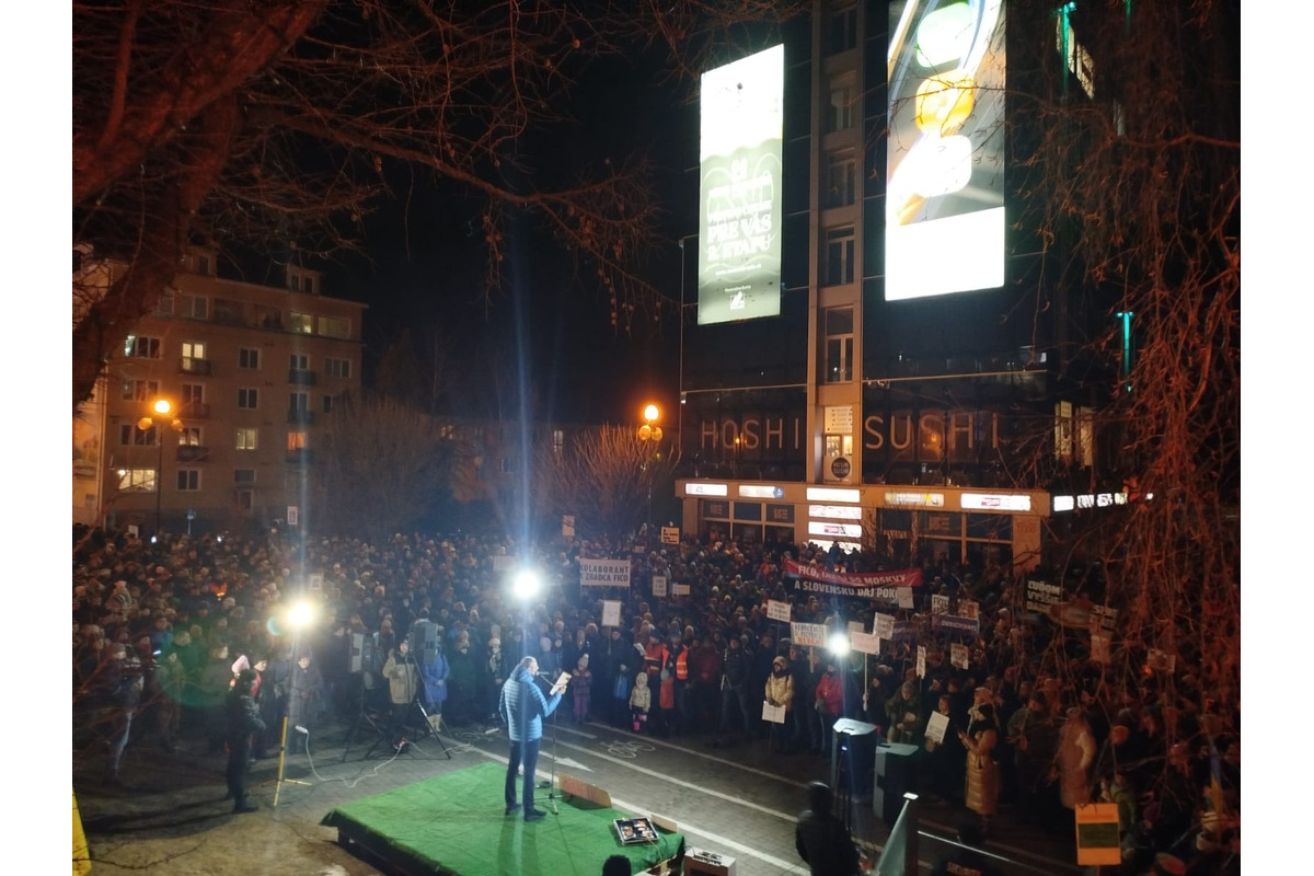 FOTO: Protivládny vláde odštartoval aj v Poprade. Minútou ticha si uctili obete tragédie v Spišskej Starej Vsi, foto 9