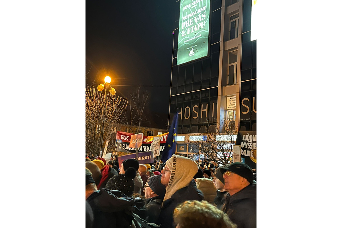 FOTO: Protivládny vláde odštartoval aj v Poprade. Minútou ticha si uctili obete tragédie v Spišskej Starej Vsi, foto 10