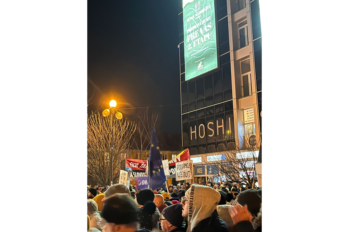 FOTO: Protivládny vláde odštartoval aj v Poprade. Minútou ticha si uctili obete tragédie v Spišskej Starej Vsi, foto 11