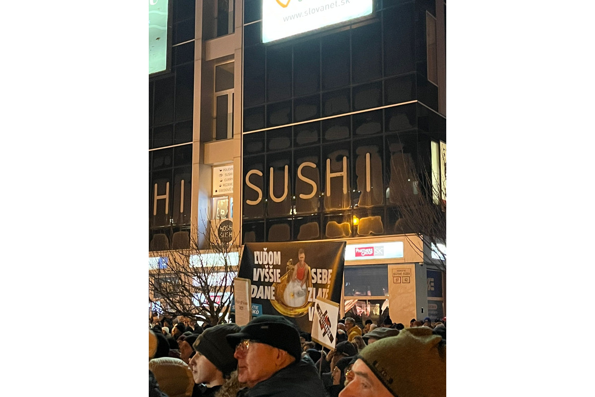 FOTO: Protivládny vláde odštartoval aj v Poprade. Minútou ticha si uctili obete tragédie v Spišskej Starej Vsi, foto 12