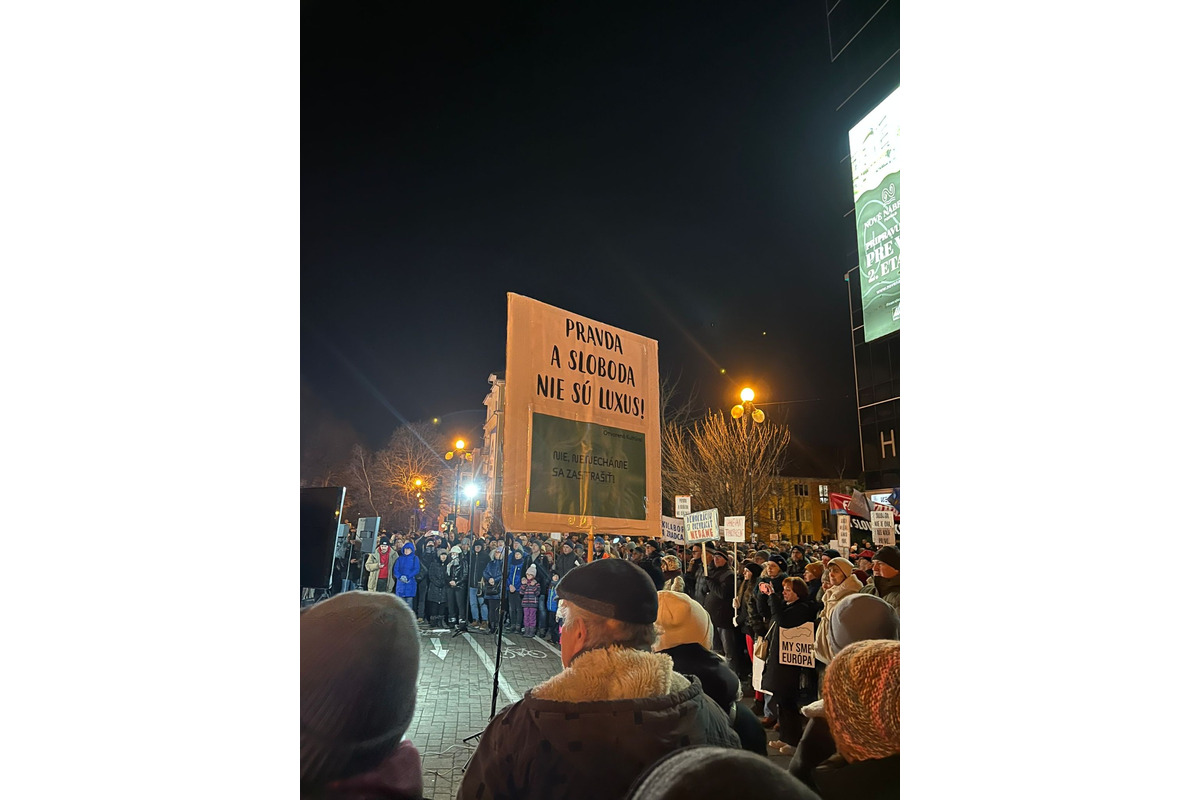 FOTO: Protivládny vláde odštartoval aj v Poprade. Minútou ticha si uctili obete tragédie v Spišskej Starej Vsi, foto 13