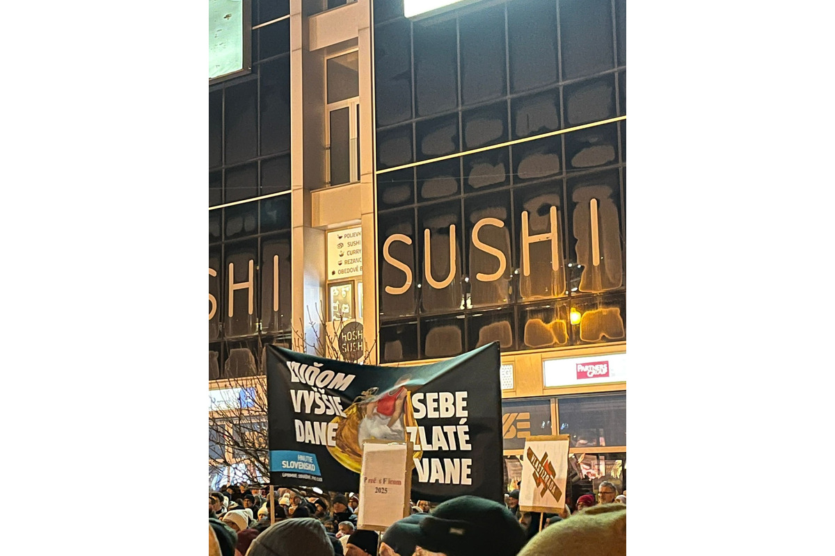 FOTO: Protivládny vláde odštartoval aj v Poprade. Minútou ticha si uctili obete tragédie v Spišskej Starej Vsi, foto 15