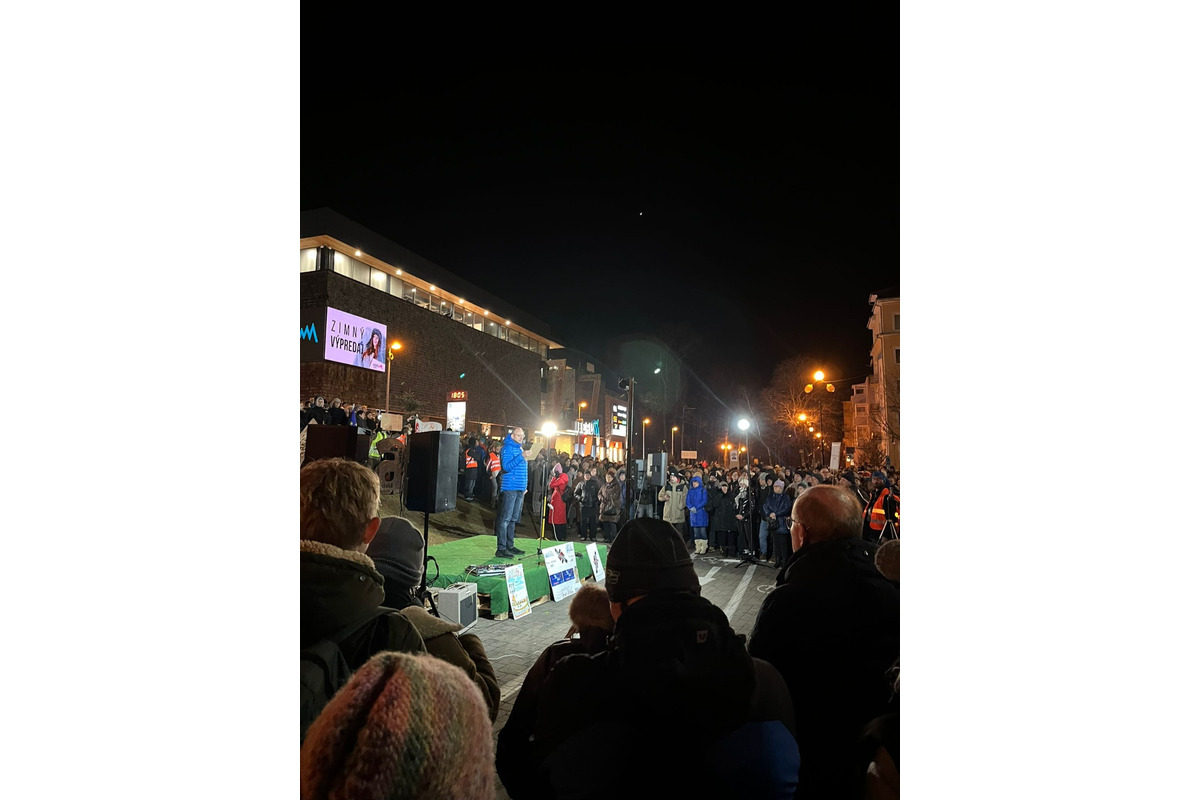 FOTO: Protivládny vláde odštartoval aj v Poprade. Minútou ticha si uctili obete tragédie v Spišskej Starej Vsi, foto 16