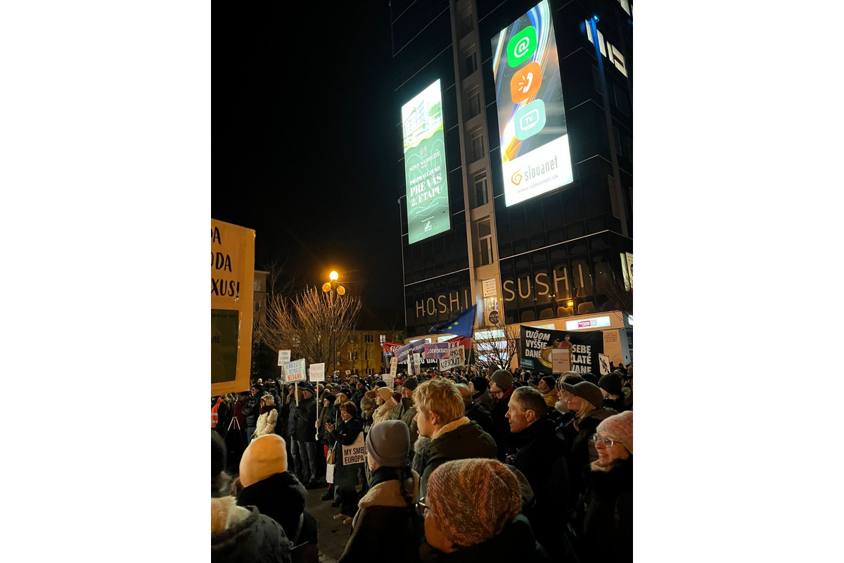 FOTO: Protivládny vláde odštartoval aj v Poprade. Minútou ticha si uctili obete tragédie v Spišskej Starej Vsi, foto 17