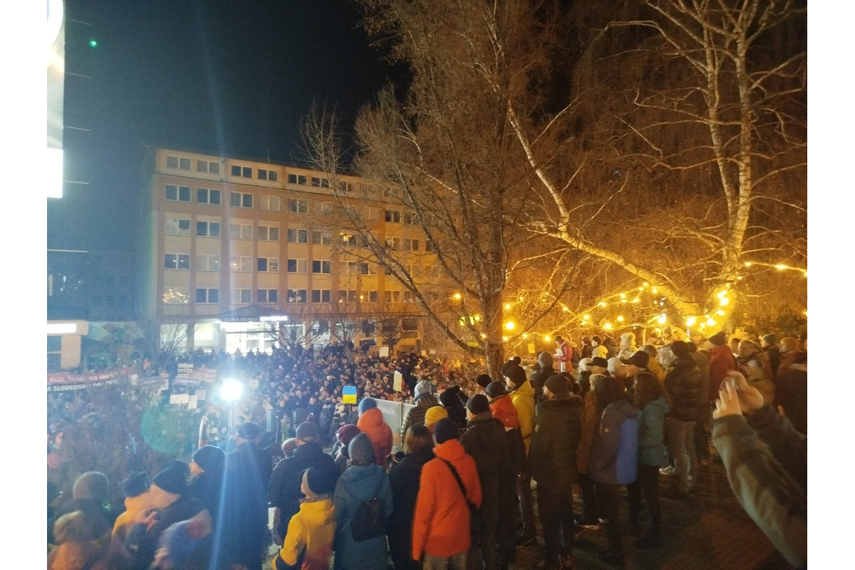 FOTO: Protivládny vláde odštartoval aj v Poprade. Minútou ticha si uctili obete tragédie v Spišskej Starej Vsi, foto 18