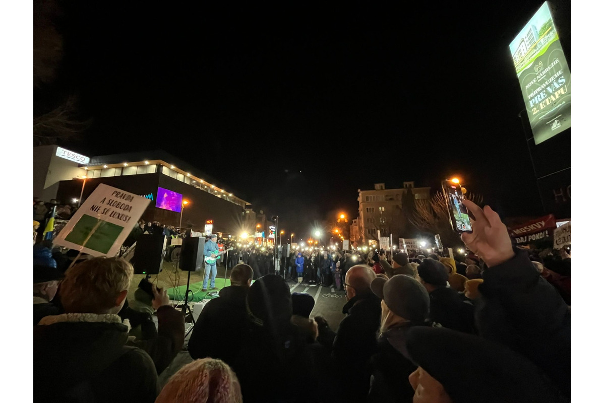 FOTO: Protivládny vláde odštartoval aj v Poprade. Minútou ticha si uctili obete tragédie v Spišskej Starej Vsi, foto 21