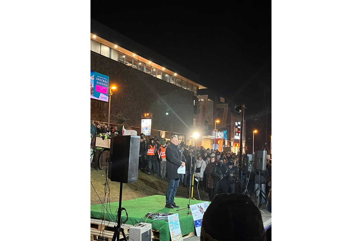 FOTO: Protivládny vláde odštartoval aj v Poprade. Minútou ticha si uctili obete tragédie v Spišskej Starej Vsi, foto 22