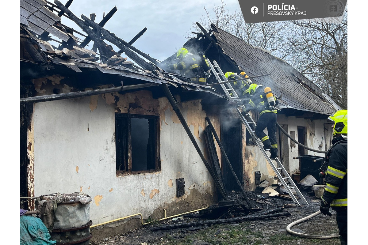FOTO: Pri požiari rodinného domu v Nižnom Hrušove bola jedna osoba nájdená bez známok života, foto 1