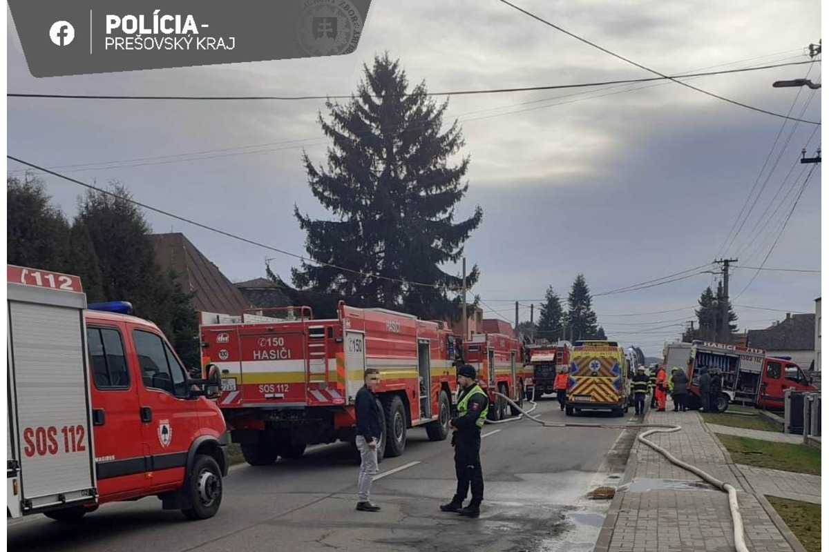FOTO: Pri požiari rodinného domu v Nižnom Hrušove bola jedna osoba nájdená bez známok života, foto 2