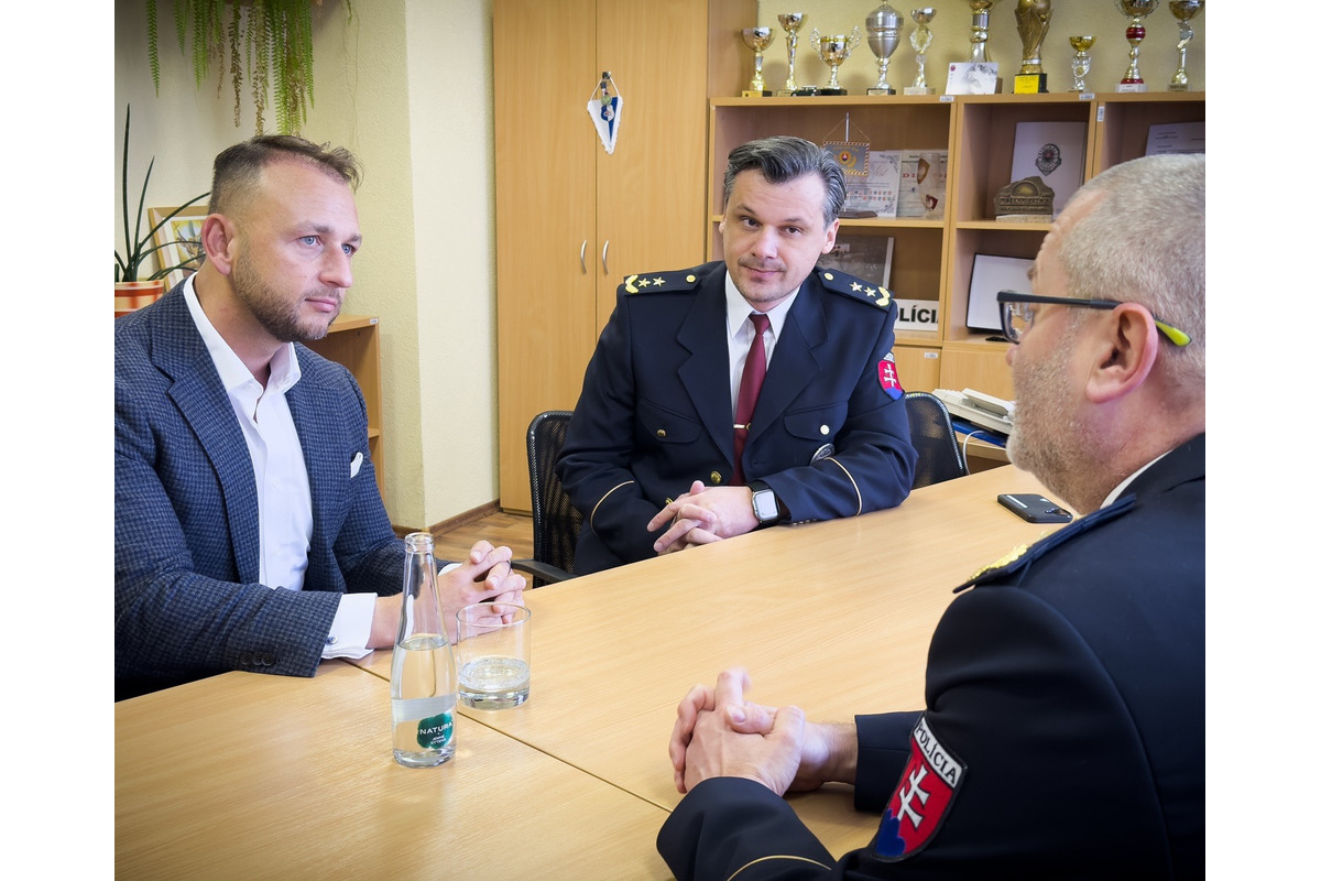 FOTO: Minister vnútra Šutaj Eštok sa v Poprade stretol s hasičmi a policajtmi, foto 1