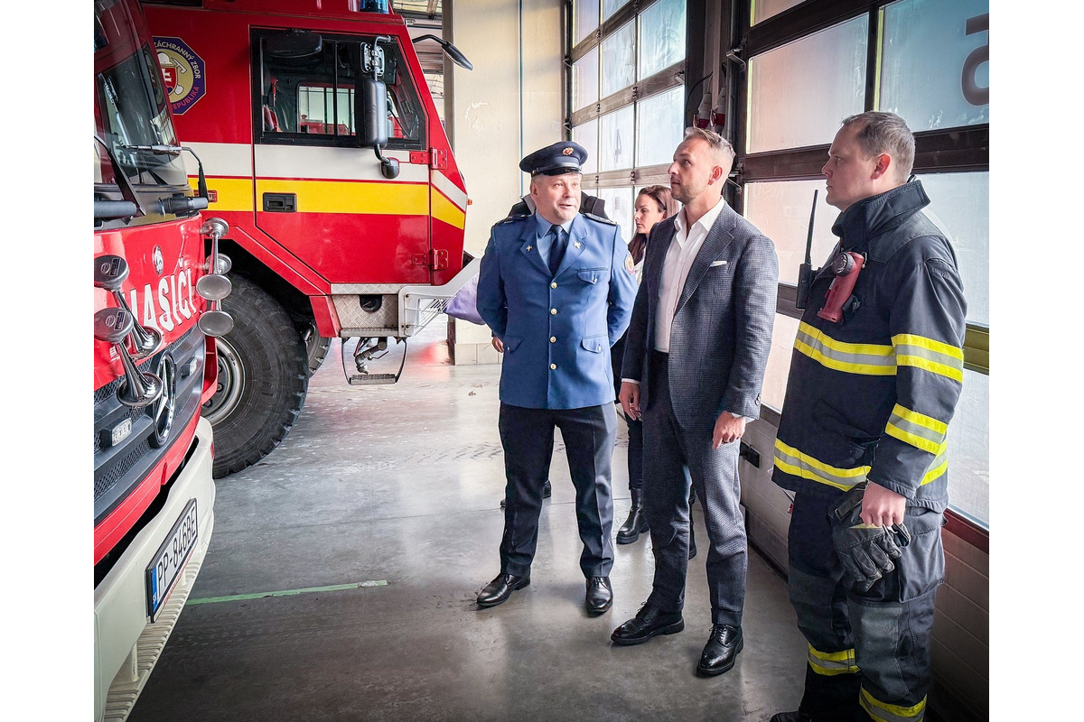FOTO: Minister vnútra Šutaj Eštok sa v Poprade stretol s hasičmi a policajtmi, foto 5