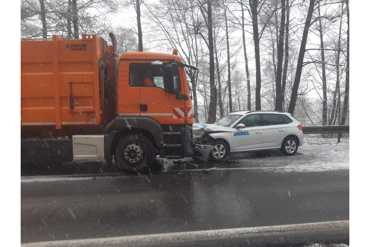 FOTO: V okrese Humenné došlo k čelnej zrážke osobného a smetiarskeho auta, foto 1