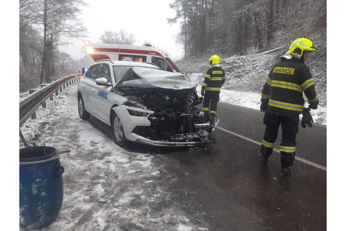 FOTO: V okrese Humenné došlo k čelnej zrážke osobného a smetiarskeho auta, foto 2