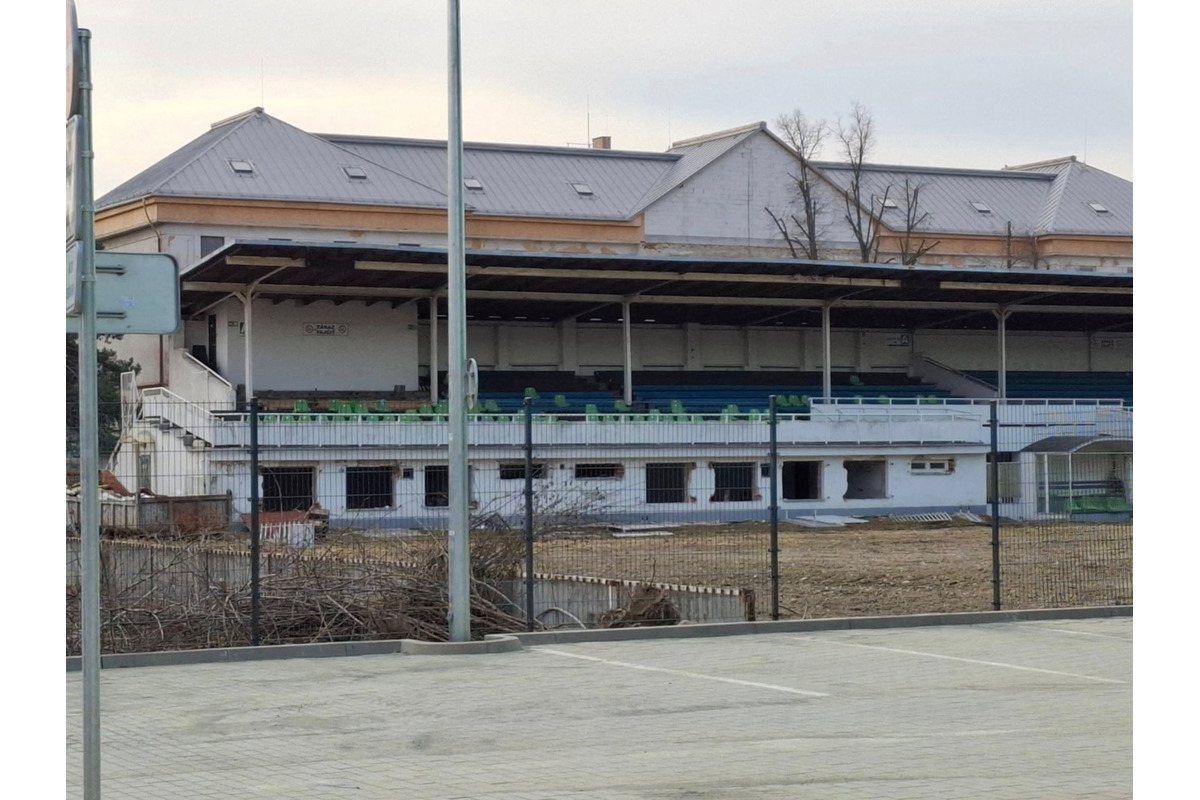 FOTO: Na prešovskom futbalovom štadióne sa začalo s búraním starej tribúny, foto 1