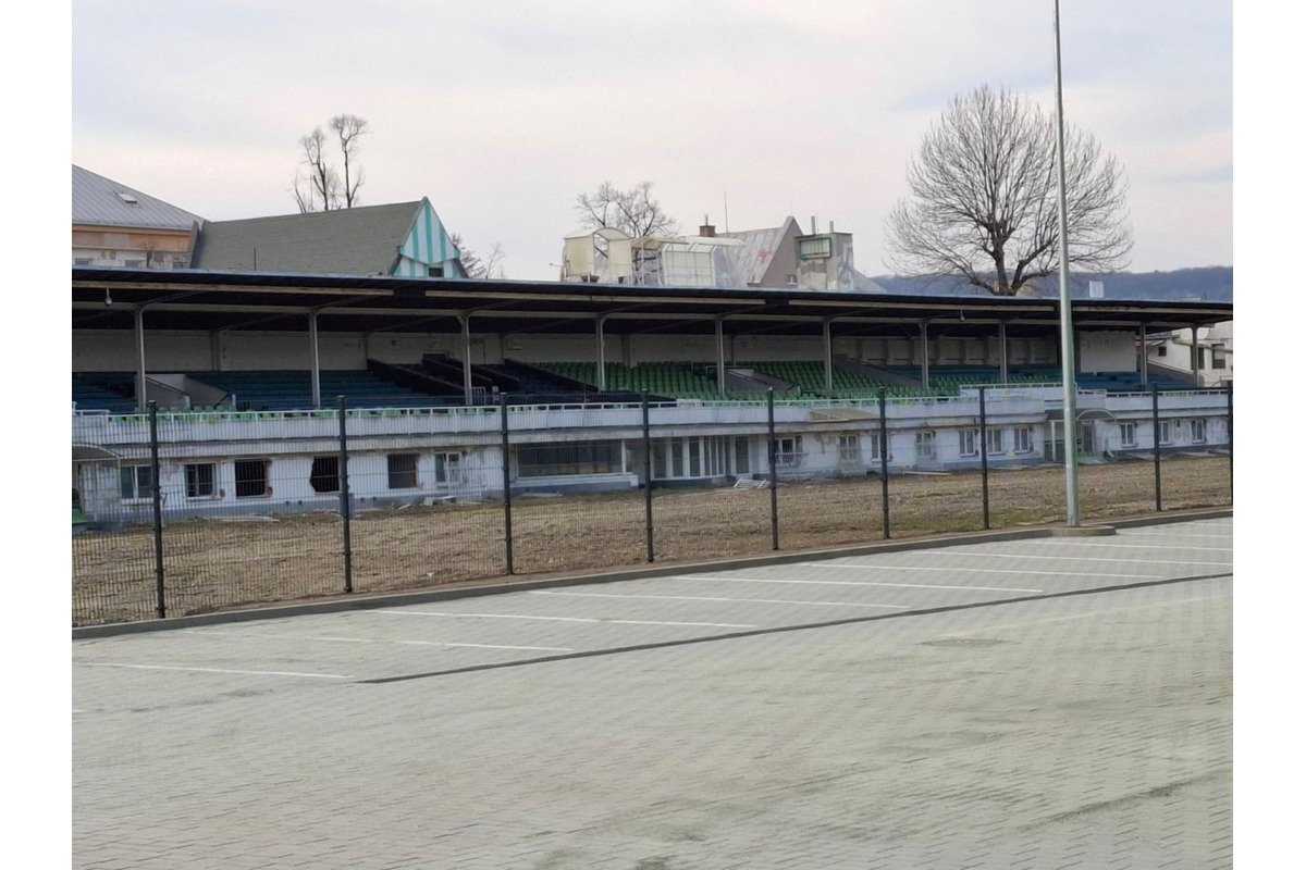 FOTO: Na prešovskom futbalovom štadióne sa začalo s búraním starej tribúny, foto 3