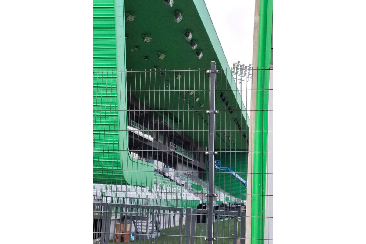 FOTO: Na prešovskom futbalovom štadióne sa začalo s búraním starej tribúny, foto 4