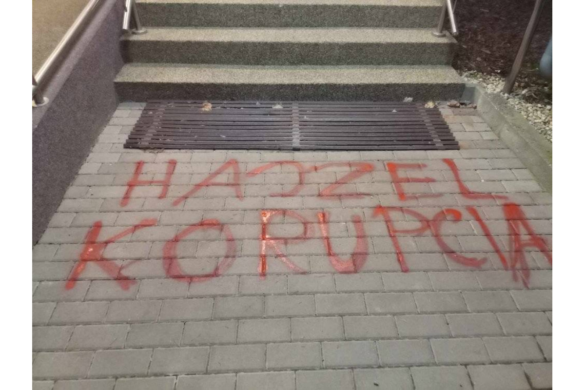 FOTO: Neznámy páchateľ poškodil bardejovskú nemocnicu, zanechal štipľavé odkazy, foto 2