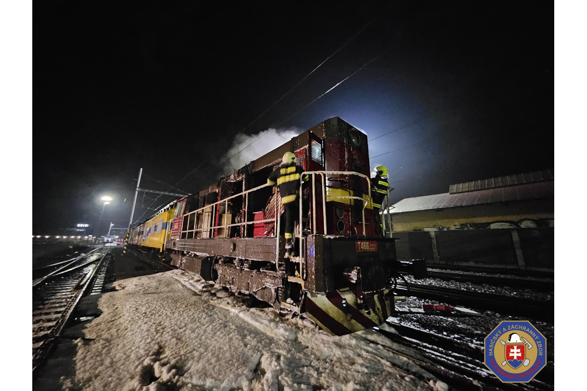 FOTO: Vo Svite prerušili na pár minút dopravu, horel tam rušeň, foto 3