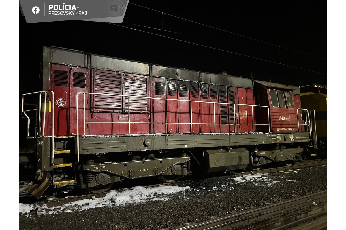 FOTO: Vo Svite prerušili na pár minút dopravu, horel tam rušeň, foto 6