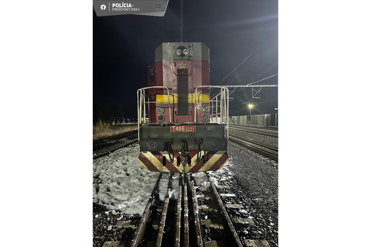 FOTO: Vo Svite prerušili na pár minút dopravu, horel tam rušeň, foto 7