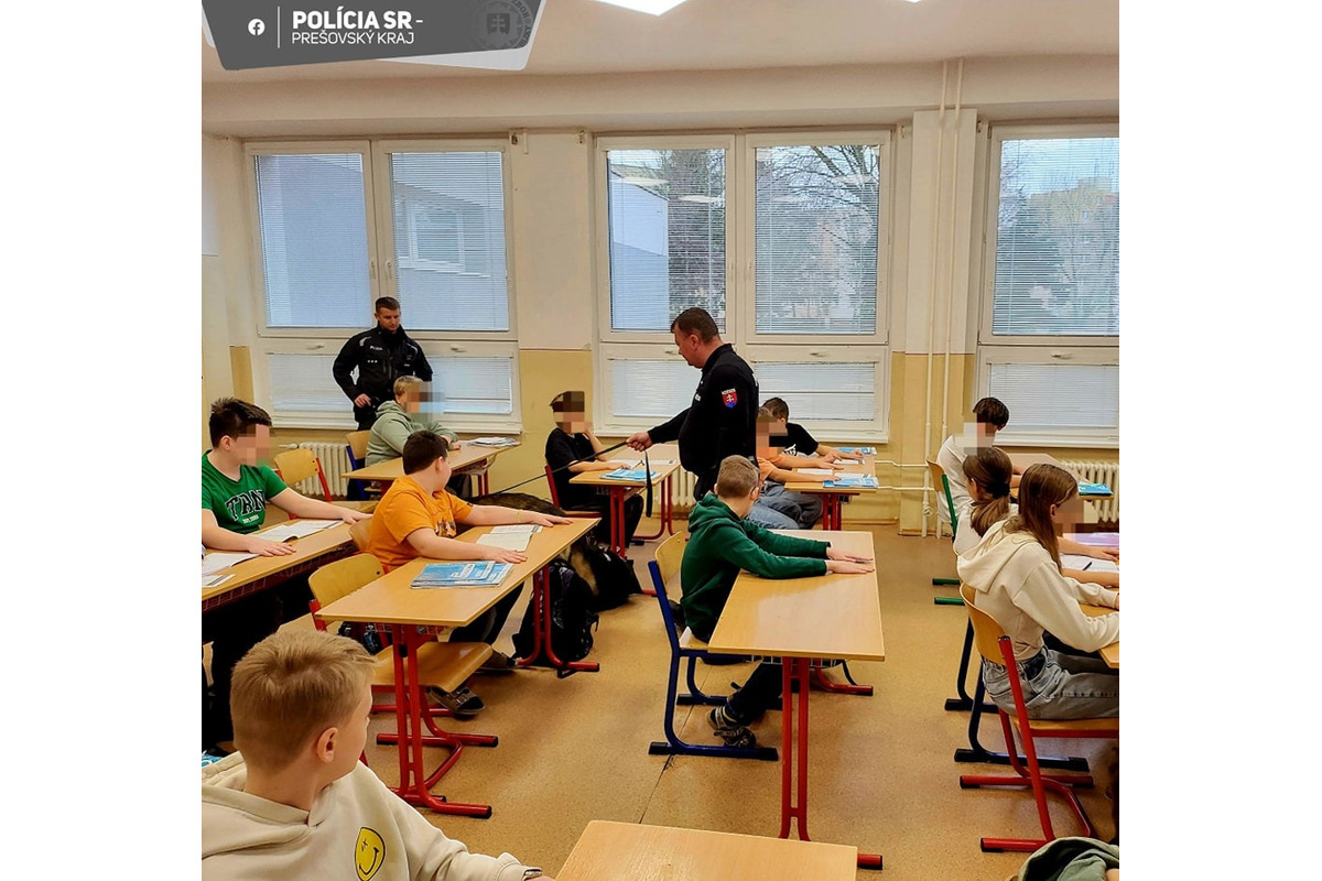 FOTO: Policajti so psom prehľadali školu v Prešove, medzi žiakmi hľadali drogy, foto 2
