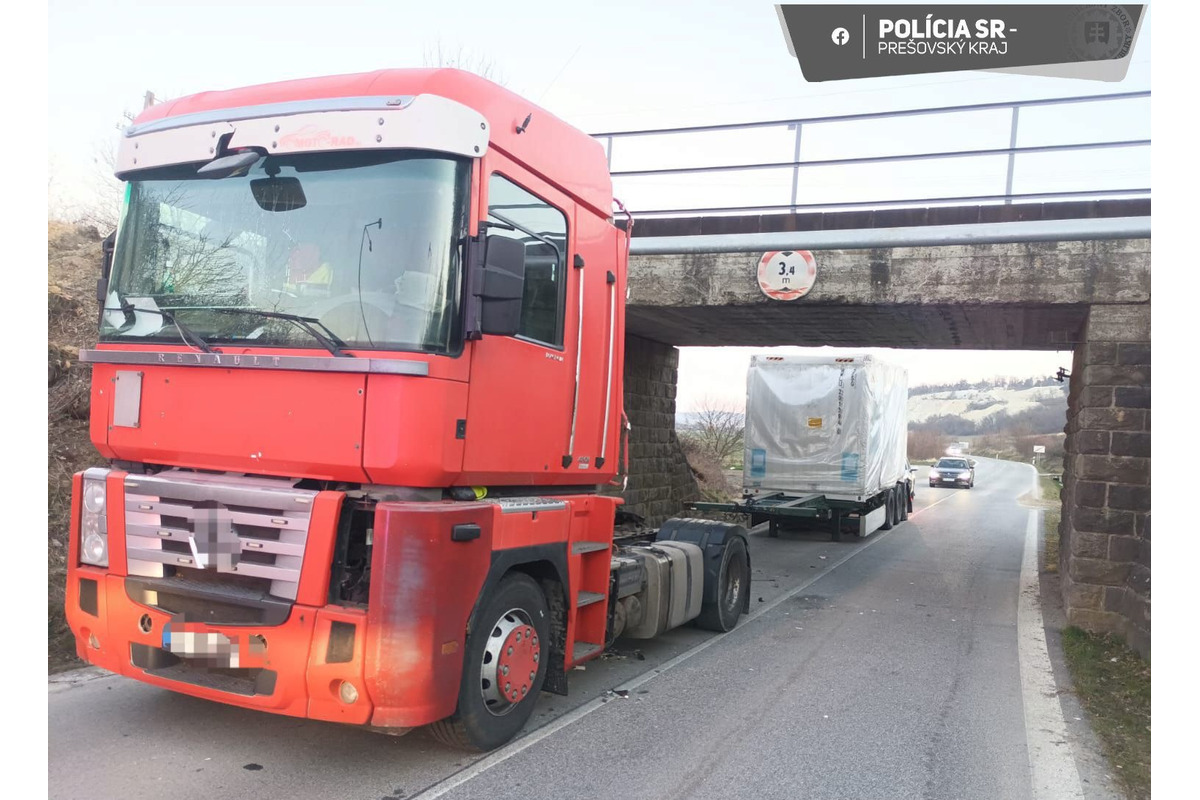 FOTO: V obci Hrabovec sa kamión zasekol pod železničným mostom, foto 2