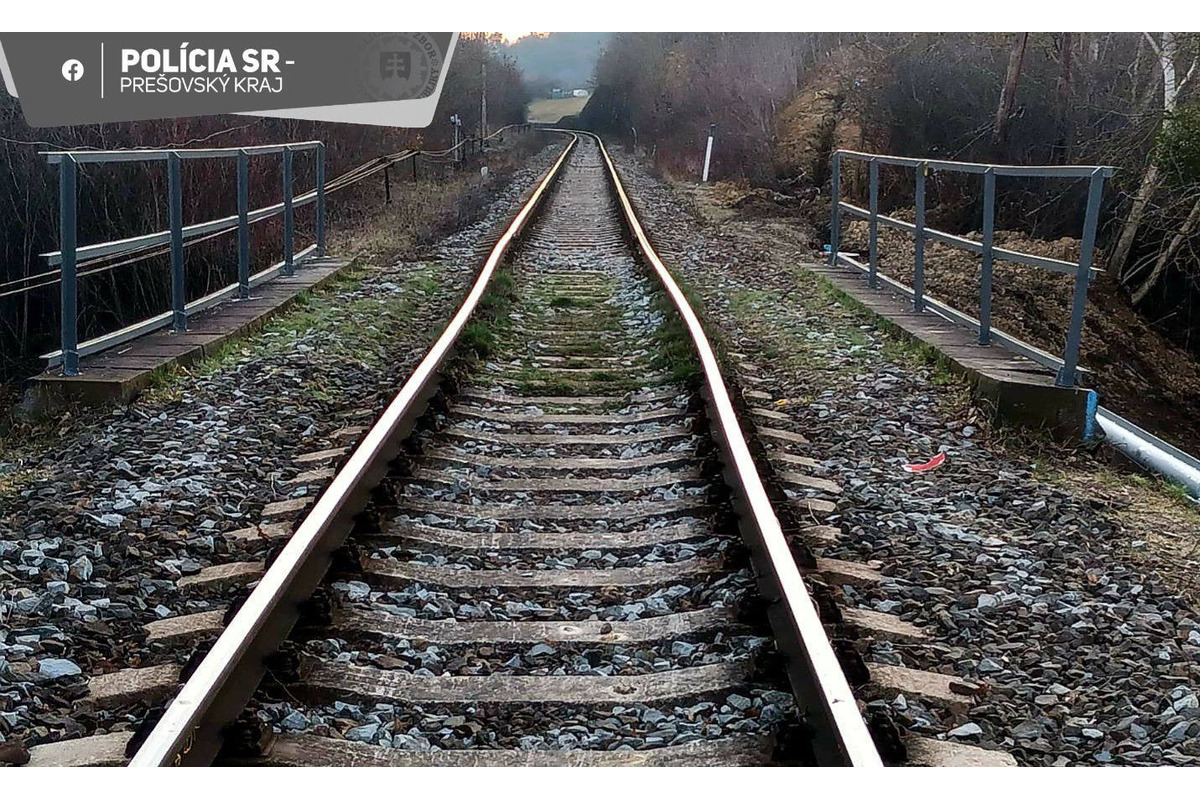 FOTO: V obci Hrabovec sa kamión zasekol pod železničným mostom, foto 4