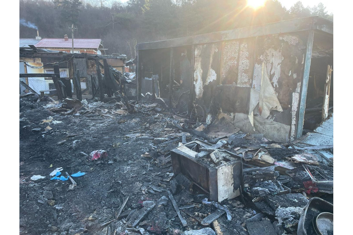 FOTO: Vo Veľkom Šariši došlo k tragickému požiaru unimobuniek, foto 11