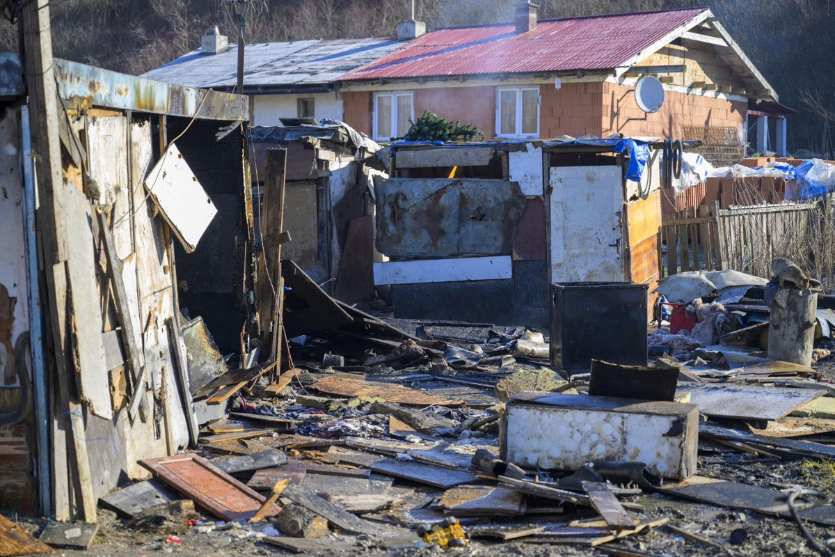 FOTO: Vo Veľkom Šariši došlo k tragickému požiaru unimobuniek, foto 14