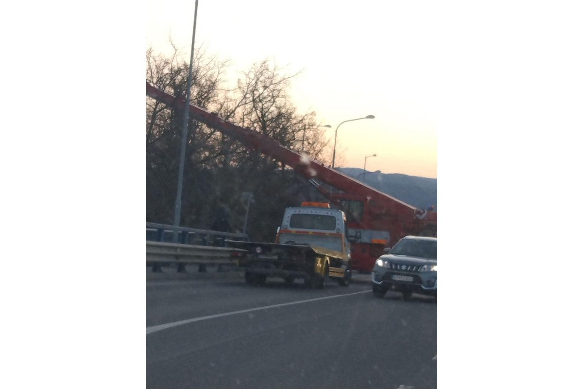 FOTO: Dráma pri Vranove – auto letelo niekoľko metrov, skončilo na streche, foto 2