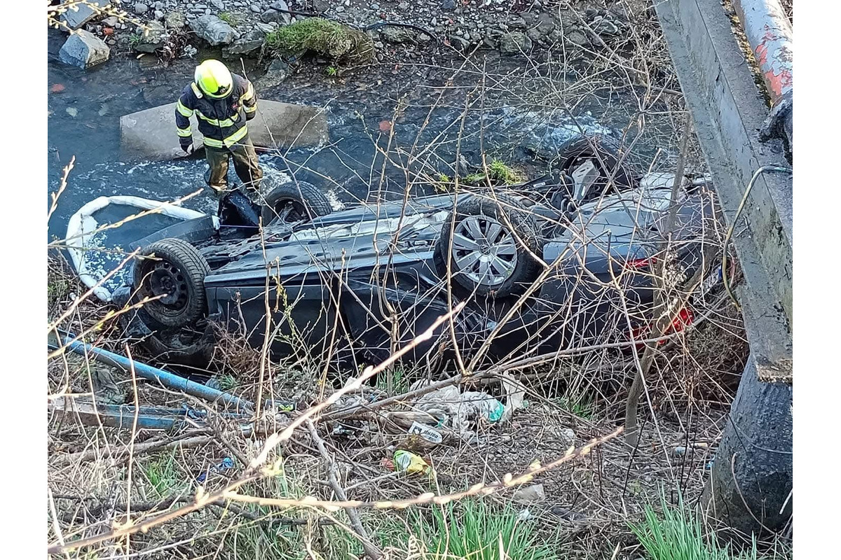 FOTO: Dráma pri Vranove – auto letelo niekoľko metrov, skončilo na streche, foto 3