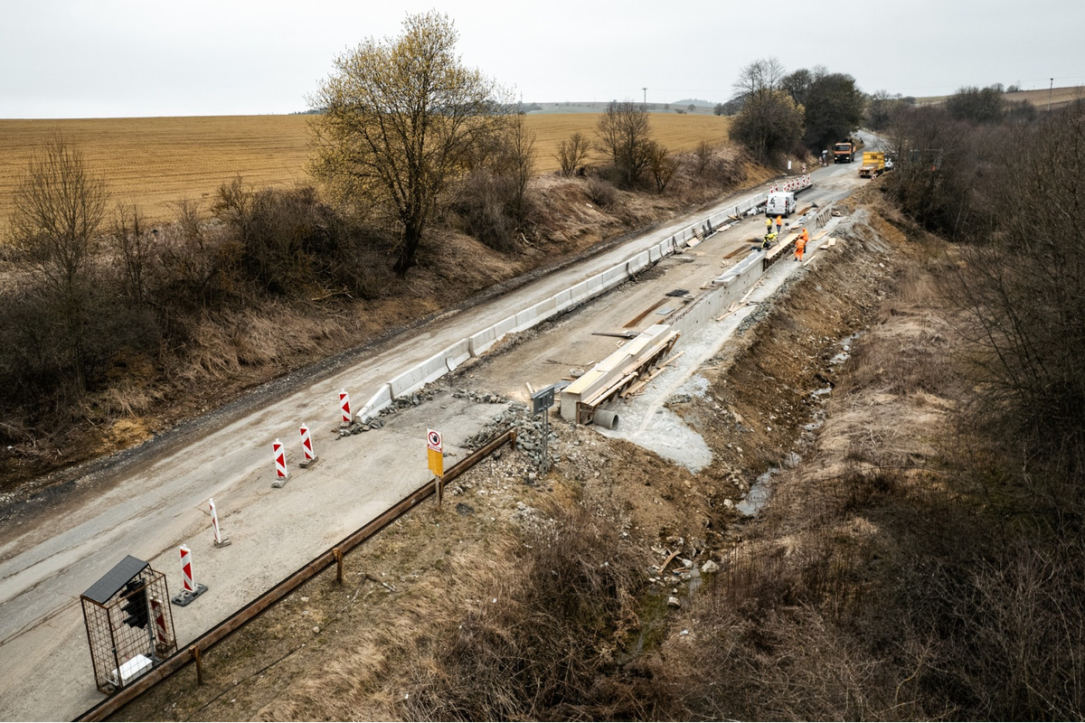 FOTO: FOTO: Zosuv cesty pri Údole: Stavajú múr, výkopové práce skončia v októbri, foto 3