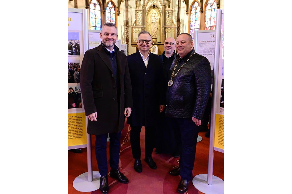 FOTO: Prezidenti Peter Pellegrini a Andrzej Duda navštívili v Starom Smokovci výstavu venovanú pápežovi, foto 1
