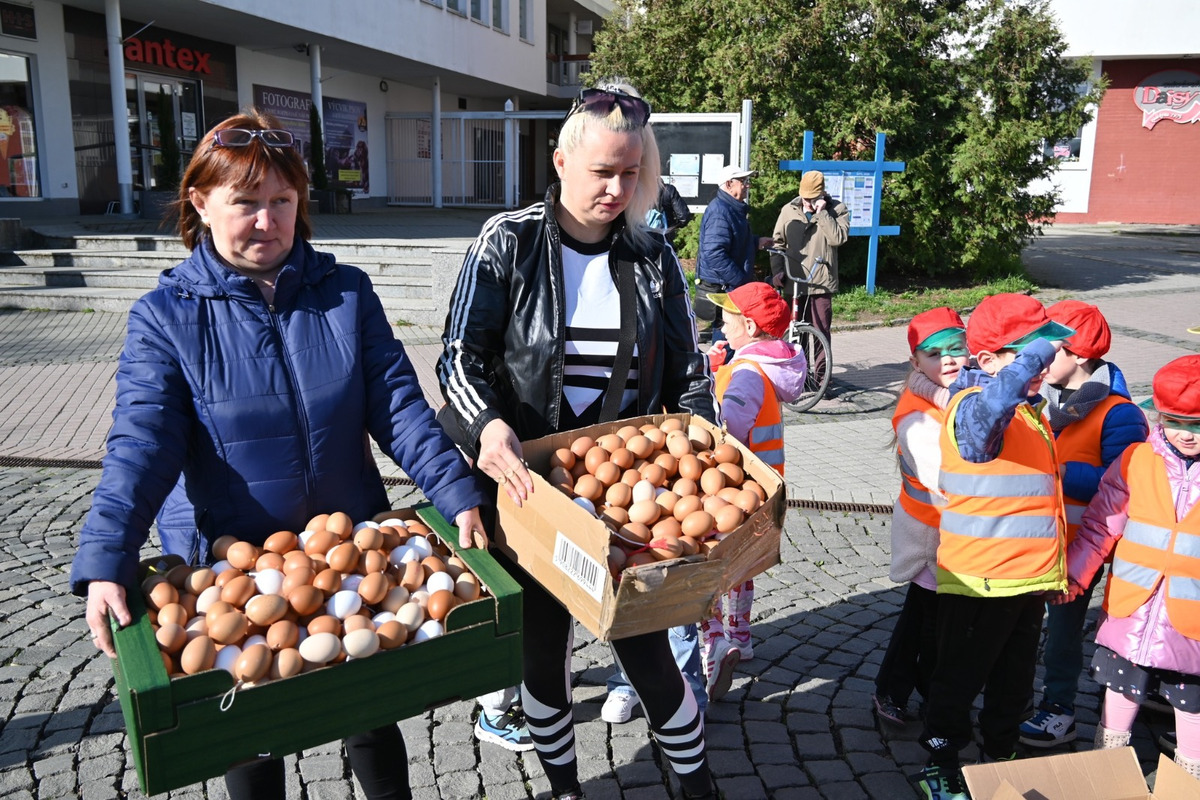 FOTO: Námestie Humenného lemovala 400-metrová reťaz z vyfúknutých vajíčok, foto 1