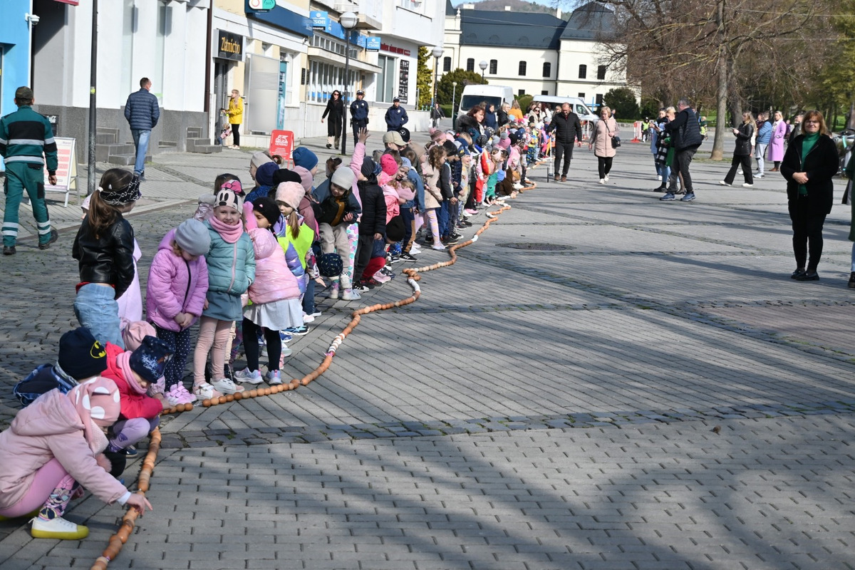 FOTO: Námestie Humenného lemovala 400-metrová reťaz z vyfúknutých vajíčok, foto 2