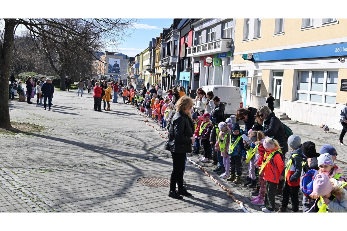 FOTO: Námestie Humenného lemovala 400-metrová reťaz z vyfúknutých vajíčok, foto 3